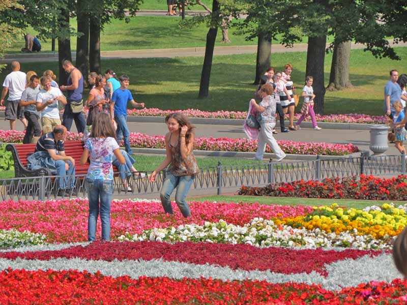 девушки среди цветов