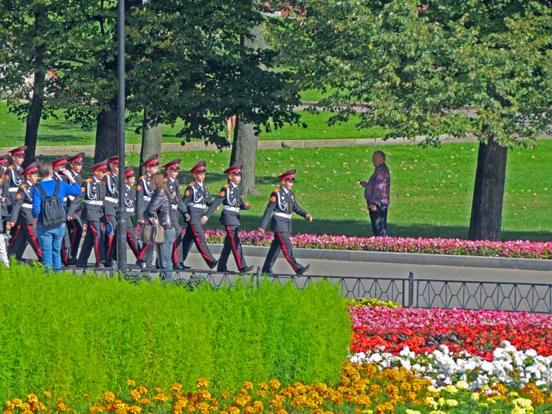 маршируют суворовцы