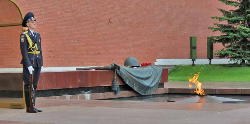 вечный огонь у Кремлевской стены