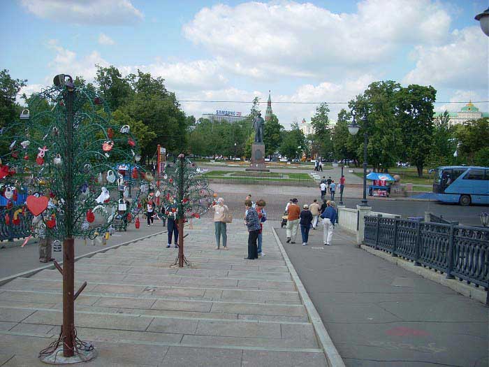 Лужков мост, деревья любви