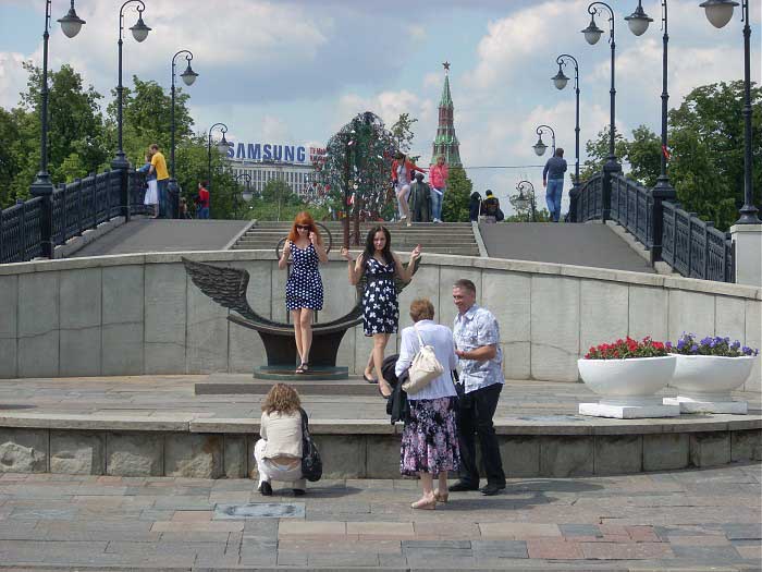 Лужков мост, скамья примирения