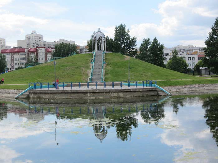 горка со стороны пруда