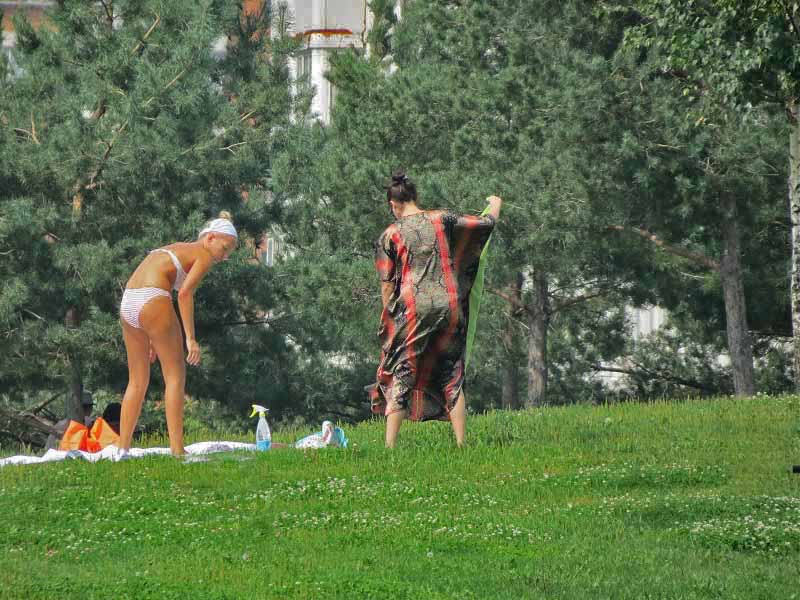 загарание в парке