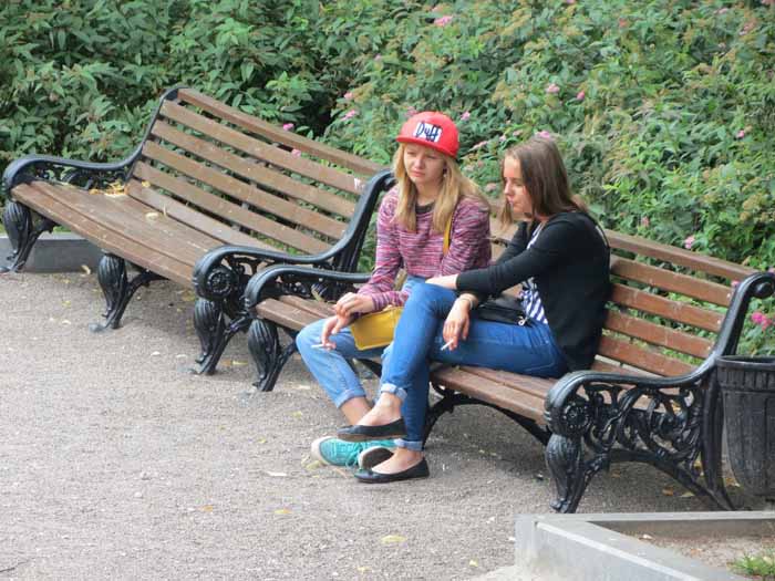 девушки на скамейке бульвара