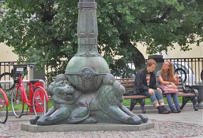 фонарь постамента памятника Гоголю