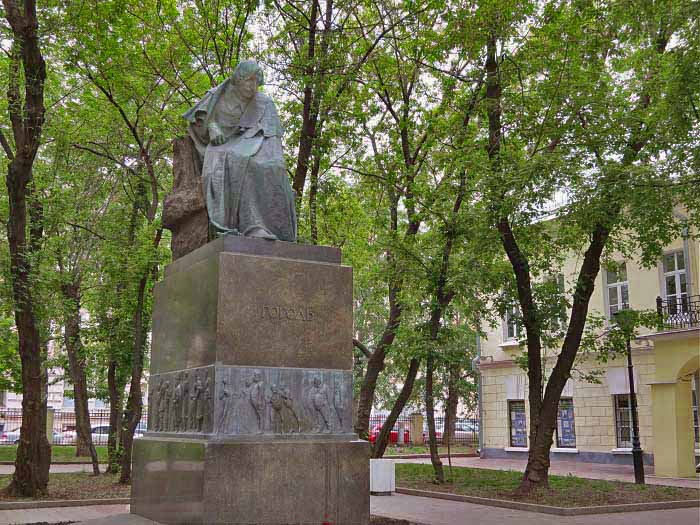 памятник Гоголю на Никитском бульваре