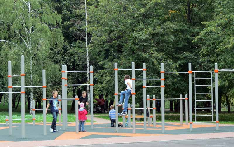 спортивная детская площадка