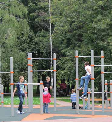 спортивная детская площадка