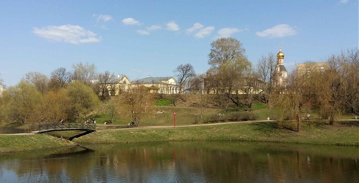 вид на Церковь Троицы со стороны Свибловского пруда