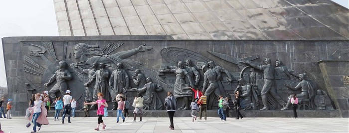 барельеф - Народ-созидатель