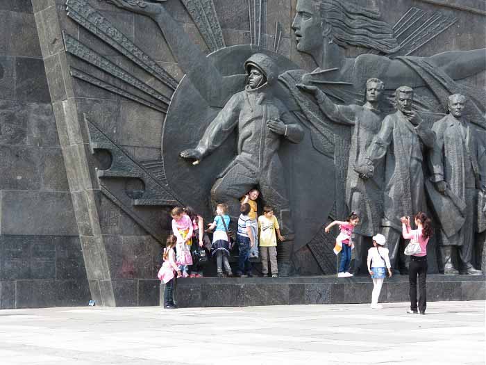 дети на барельефе