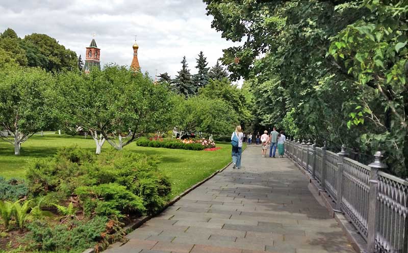 аллея на краю парка