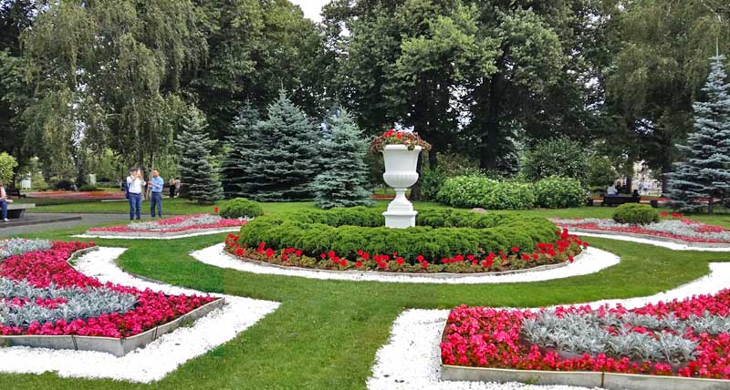 клумба с вазой