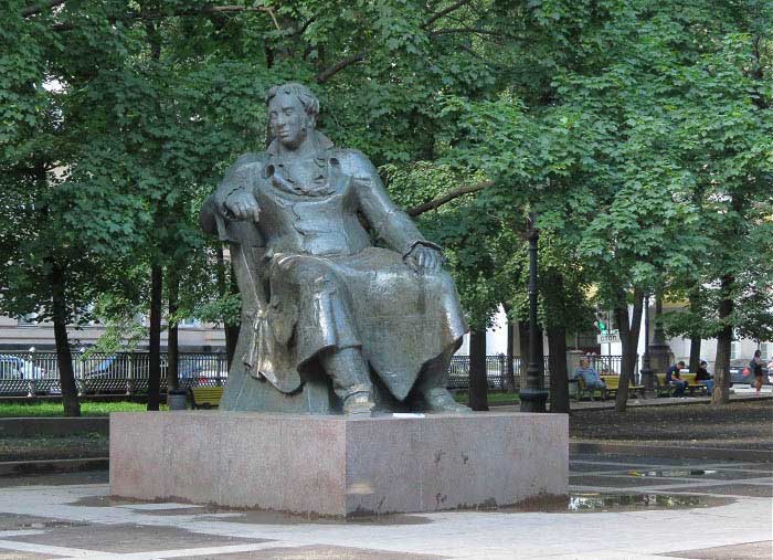 памятник Крылову на Патриарших прудах