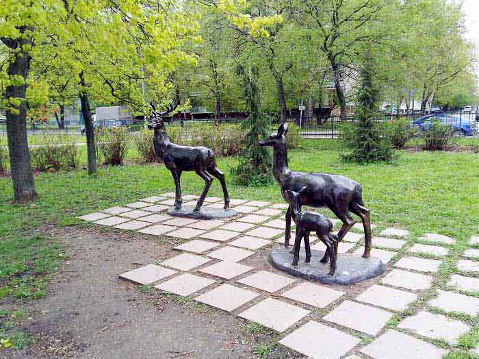 скульптуры оленей