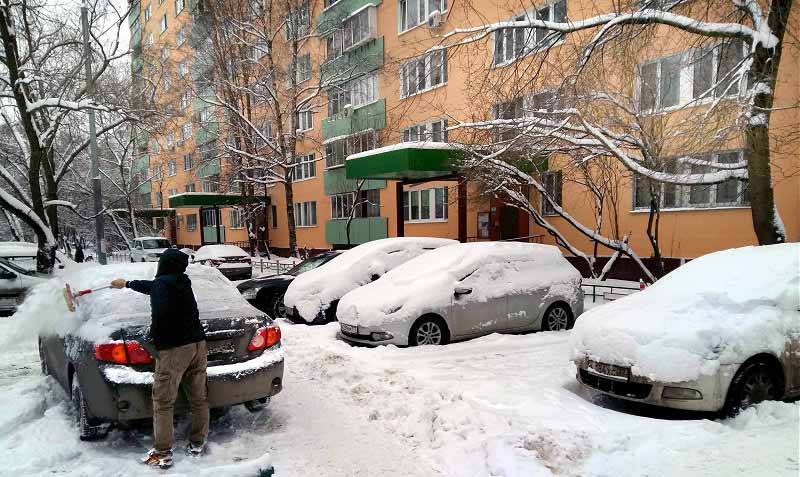 расчистка автомобиля от снега