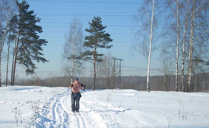 полуголый лыжник