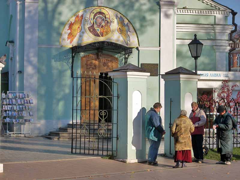 У входа в церковь