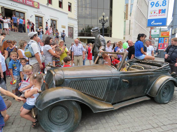 памятник знаменитому клоуну Юрию Никулину