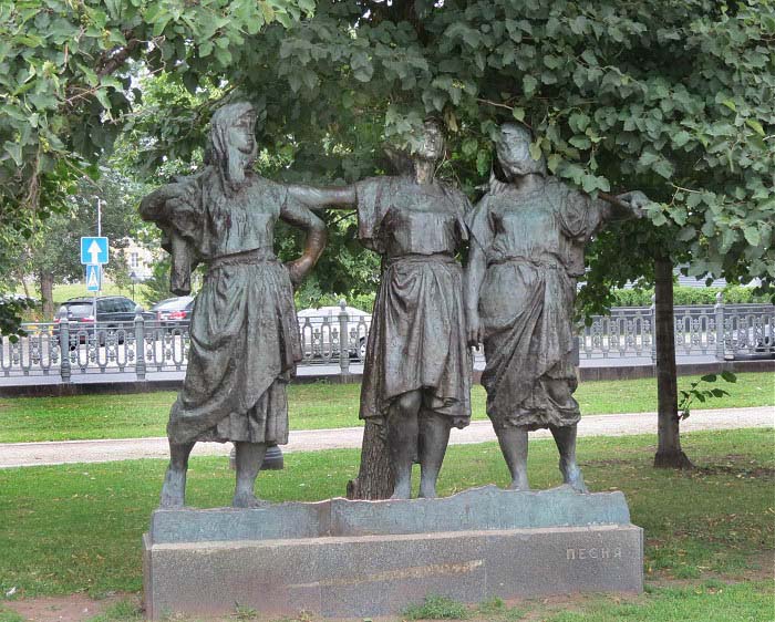скульптура крестьянки