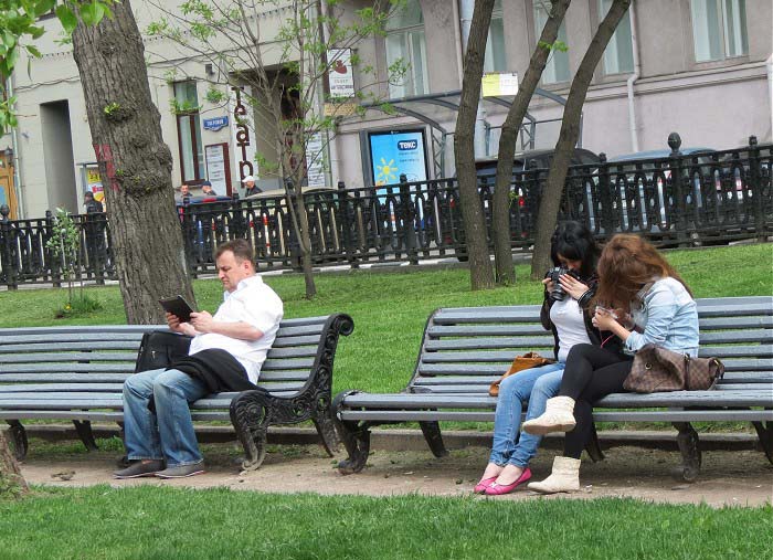 люди на бульваре