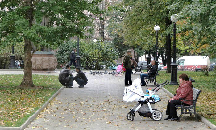 на аллеях парка