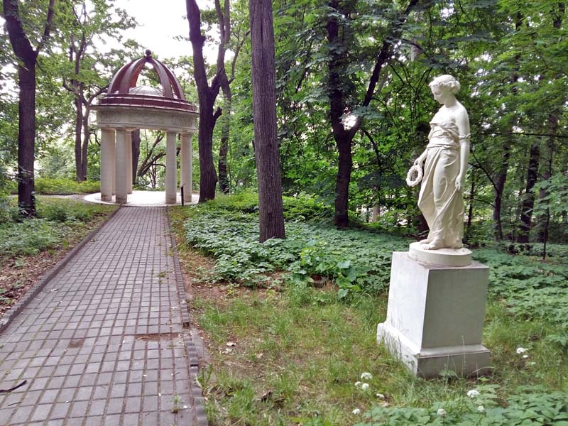 ротонда и статуя